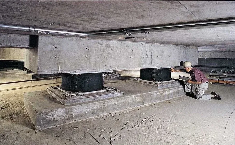 Diseño de Aislación Sísmica de Base en León: Proyecto Seguro en Suelo Complejo